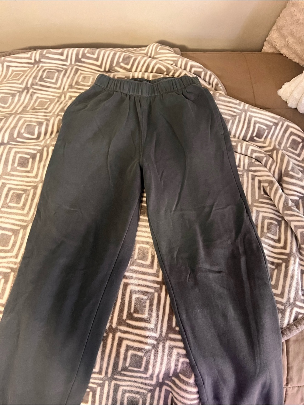 Hollister Women's Black Wide-Leg Jogger Pants. High rise